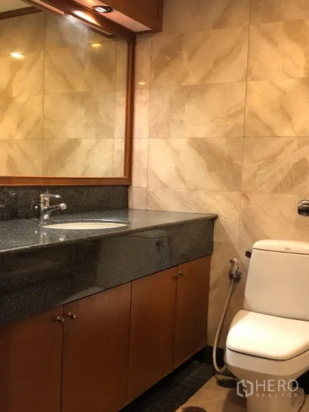 คอนโด ให้เช่าในKhlong Toei, Bangkok - ห้องน้ำเคาน์เตอร์หินแกรนิต กระจกบานใหญ่ และผนังกระเบื้องลายหิน