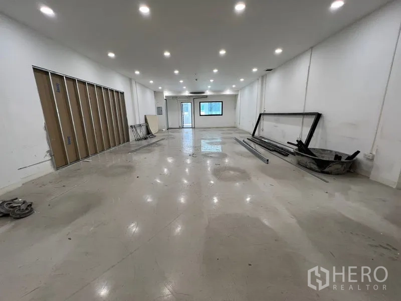 สำนักงานที่บ้าน ให้เช่าในBang Na, Bangkok - โถงสีขาวกว้างมีไฟ LED ประตูด้านหลังและหน้าต่างด้านข้าง กำลังรีโนเวต