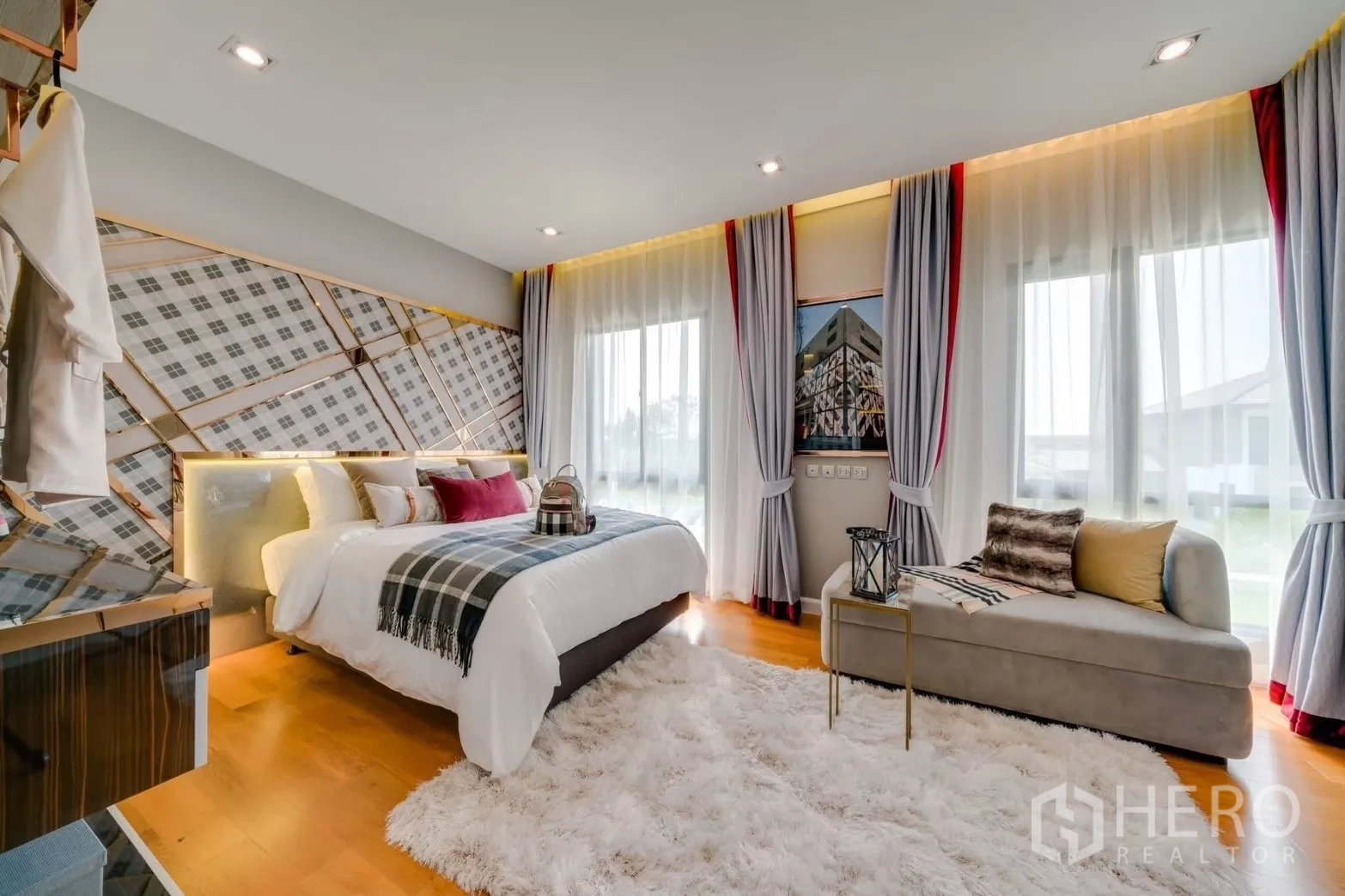 บ้าน ให้เช่าในPrawet, Bangkok - ห้องนอนสว่าง ผนังลายดีไซน์ โซฟาเดย์เบด และหน้าต่างบานใหญ่