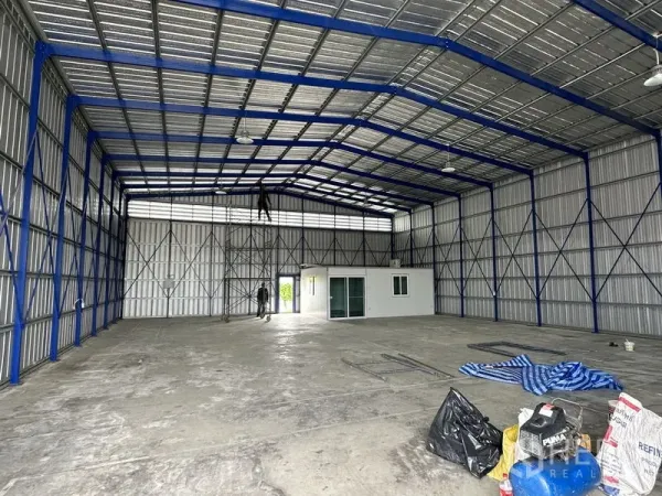 货栈 出租在Khlong Luang, Pathum Thani - 仓库内部通透，约6米层高，配有小型内部办公室。