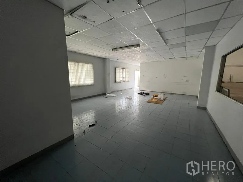 คลังสินค้า ให้เช่าในBang Sao Thong, Samut Prakan - ห้องสำนักงานโล่ง มีหน้าต่างติดเหล็กดัด พื้นกระเบื้อง