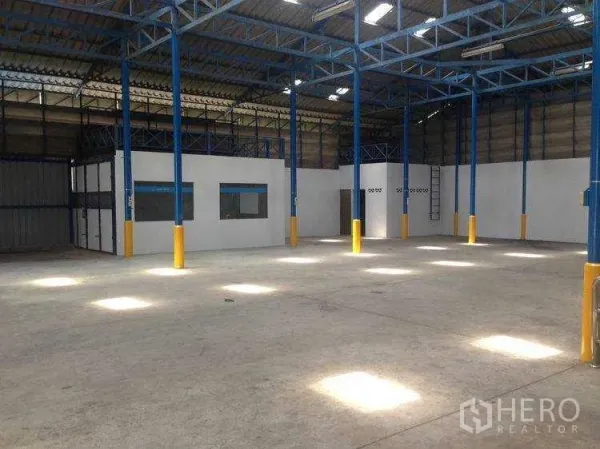 Warehouse for rent in Bang Kapi, Bangkok - Open floor warehouse with internal office rooms and windows along one side.