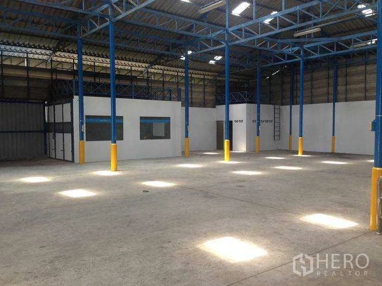 Warehouse for rent in Bang Kapi, Bangkok - Open floor warehouse with internal office rooms and windows along one side.