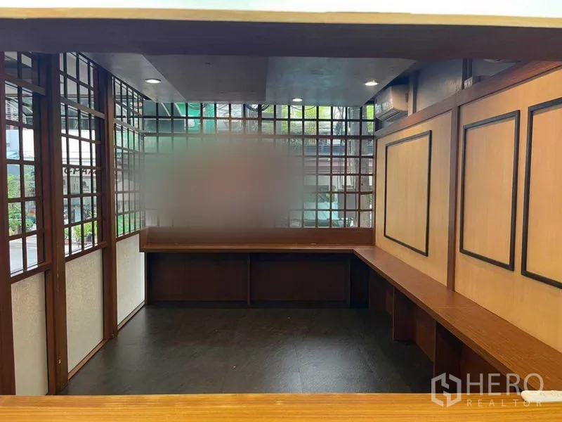 พื้นที่ขายปลีก ให้เช่าในWatthana, Bangkok - พื้นที่ร้านโล่งพร้อมเคาน์เตอร์รอบด้าน หน้าต่างกรอบไม้และไฟดาวน์ไลท์