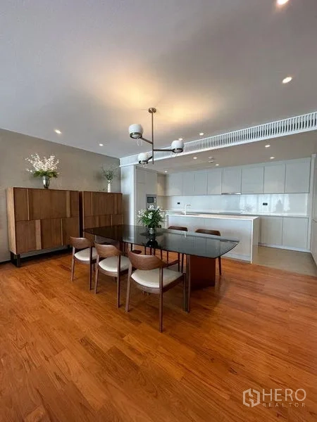 คอนโด ขายในWatthana, Bangkok - พื้นที่ทานอาหารสว่างเชื่อมครัวมินิมอลสีขาวและตู้ไม้สูง