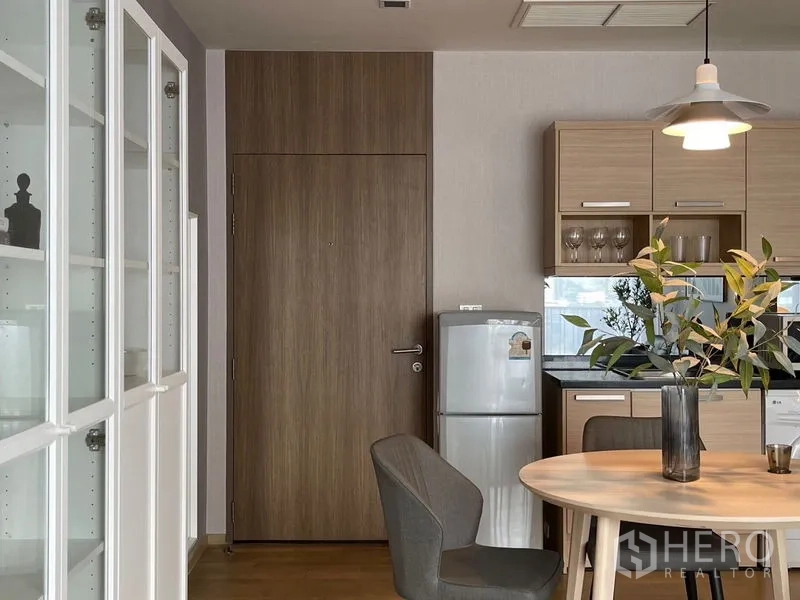คอนโด ให้เช่าในWatthana, Bangkok - โถงทางเข้าพร้อมประตูไม้ ตู้เย็น และตู้โชว์กระจกข้างพื้นที่รับประทานอาหาร