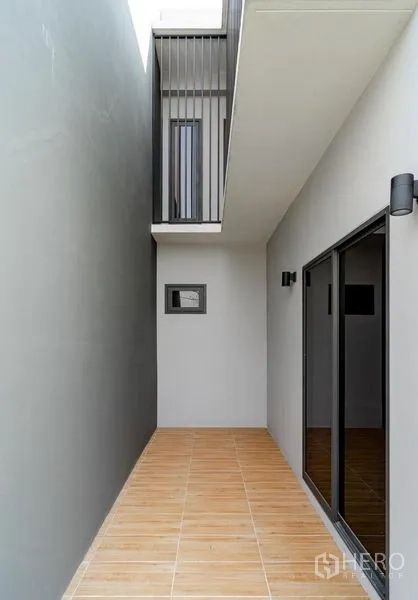 บ้าน ขายในLam Luk Ka, Pathum Thani - โถงเฉลียงด้านข้าง พร้อมประตูกระจกบานเลื่อน