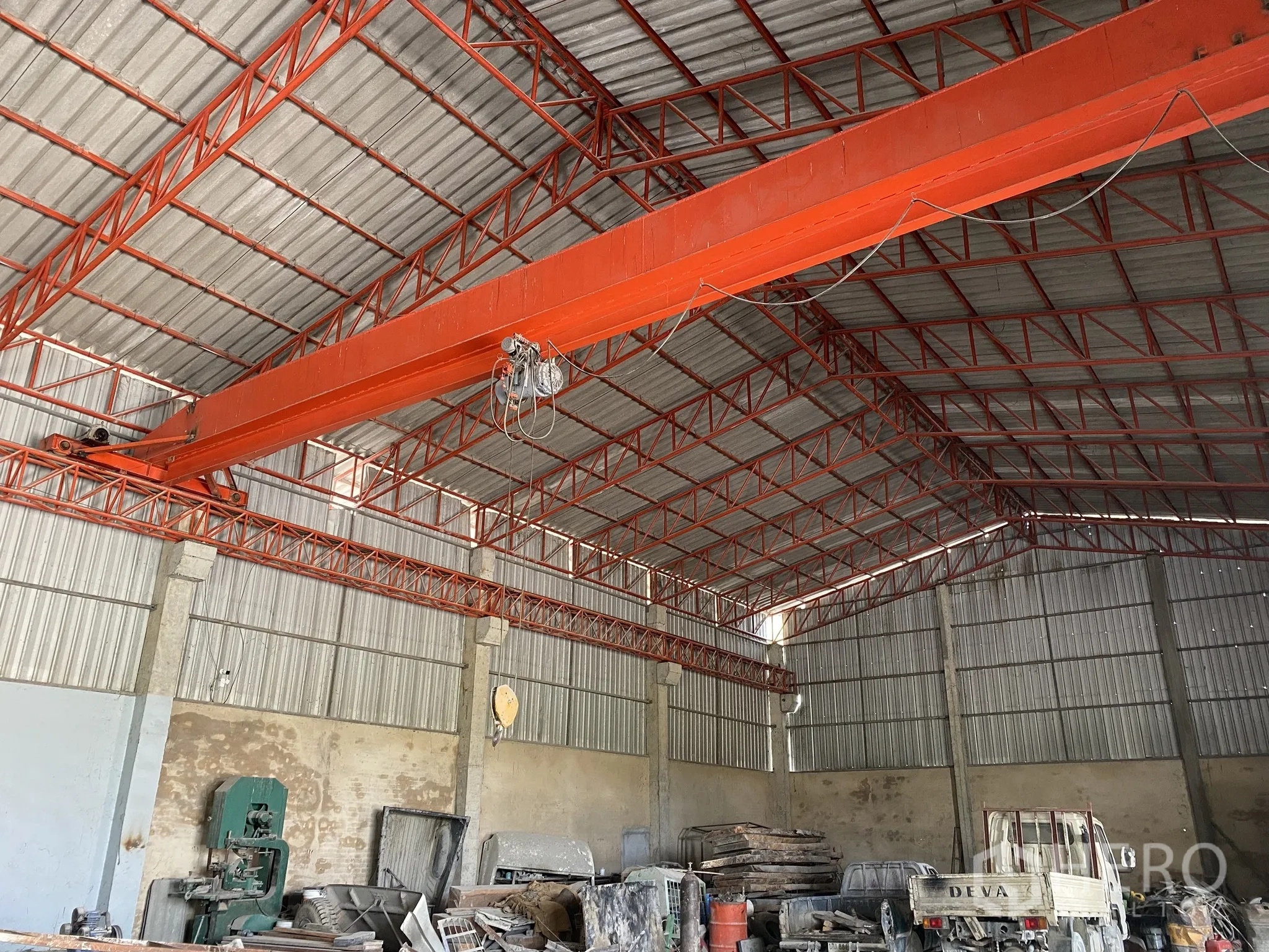 Factory for sale in Mueang Chon Buri, Chon Buri - Overhead crane beam inside a steel-roof warehouse.