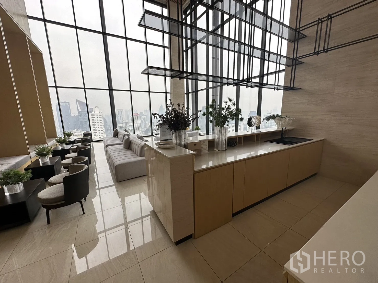 คอนโด ให้เช่าในWatthana, Bangkok - พื้นที่แพนทรีสกายเลานจ์ พร้อมที่นั่งและหน้าต่างสูงมองวิว