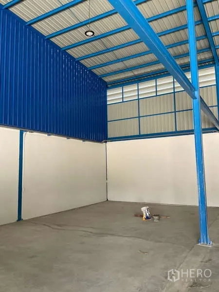 Warehouse for rent in Bang Bua Thong, Nonthaburi - Warehouse section with tall walls, insulated roof panels and hanging LED lights.