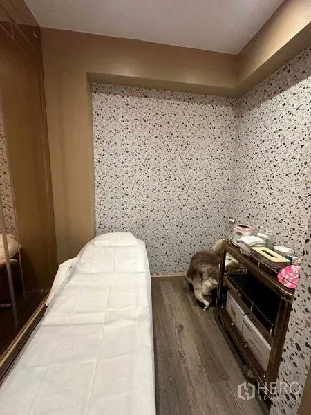 พื้นที่ขายปลีก ให้เช่าในKhlong Toei, Bangkok - ห้องทรีตเมนต์ขนาดกะทัดรัด มีเตียงนวด ผนังลายเทอราซโซ้ พื้นไม้ และรถเข็นเก็บของ