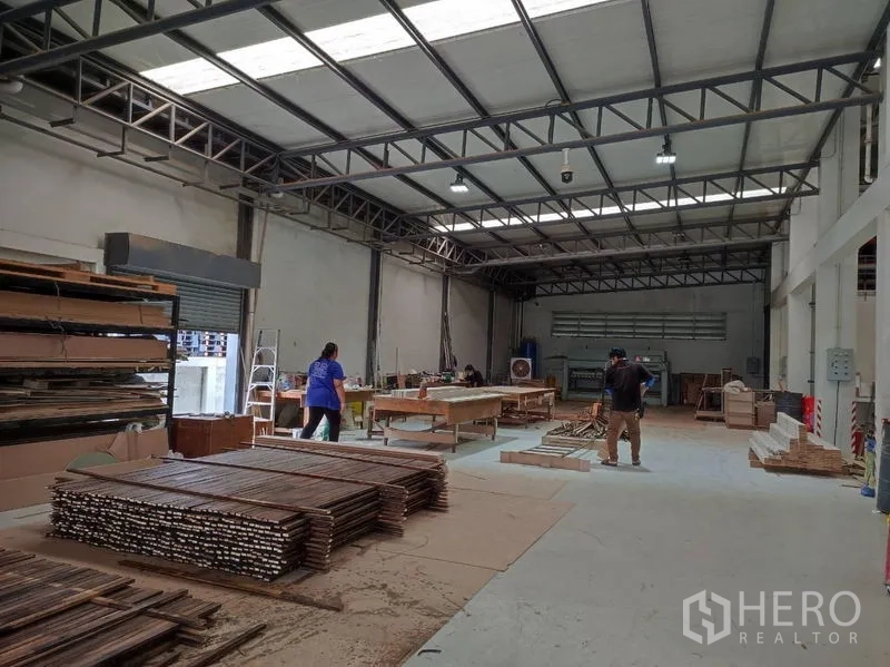 คลังสินค้า ขายในLat Krabang, Bangkok - เขตทำงานภายในโกดัง มีพนักงาน โต๊ะทำงาน และวัสดุอุปกรณ์