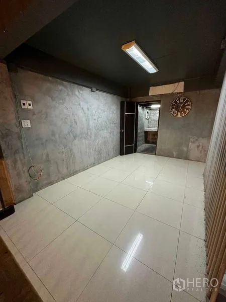 อาคารพาณิชย์ ให้เช่าในChatuchak, Bangkok - ห้องขนาดเล็กผนังคอนกรีตเปลือยและพื้นกระเบื้องสีขาว.