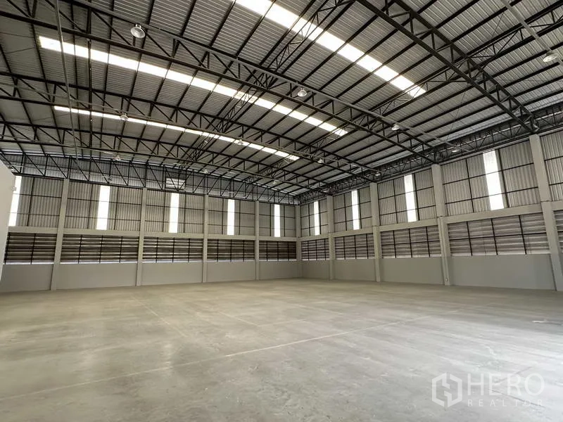 货栈 出租在Bang Phli, Samut Prakan - 仓库内部宽敞，层高高，钢结构屋顶与抛光混凝土地面。