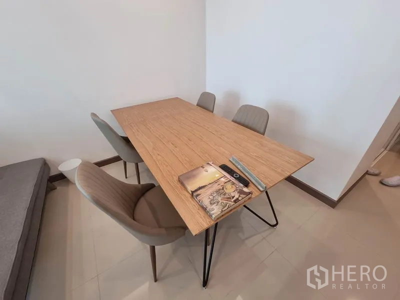 คอนโด ให้เช่าในRatchathewi, Bangkok - มุมทานอาหาร โต๊ะไม้กับเก้าอี้บุนวมสี่ตัว พื้นกระเบื้อง