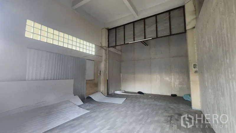 工厂 出租在Chom Thong, Bangkok - 双层挑高装卸间，玻璃砖采光窗与高滑门。