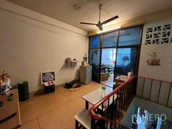 店屋 出租在Khlong Toei, Bangkok - 楼层平台区，吊扇、玻璃隔断与楼梯间。