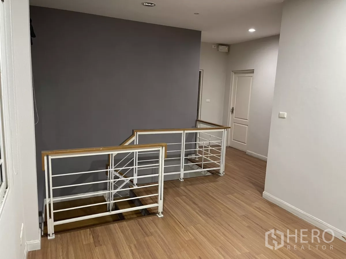 บ้าน ให้เช่าในBang Kapi, Bangkok - ทางเดินชั้นบน ราวกันตกสไตล์โมเดิร์น พื้นไม้ เชื่อมห้องนอน