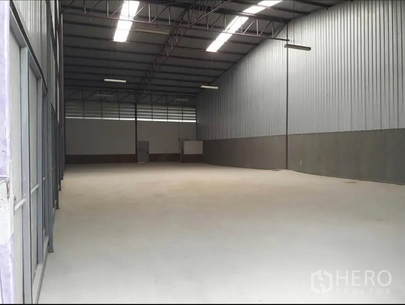 货栈 出租在Lam Luk Ka, Pathum Thani - 开放式仓库空间，采光带与照明齐全，层高充足