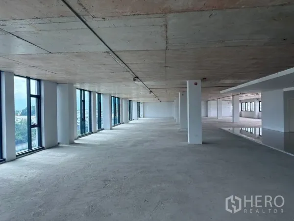 สำนักงาน ให้เช่าในBang Phli, Samut Prakan - โถงสำนักงานยาว ผนังกระจกต่อเนื่อง แสงธรรมชาติเข้าดี พร้อมเดินท่อระบบที่เพดาน