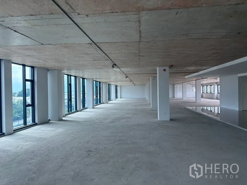 สำนักงาน ให้เช่าในBang Phli, Samut Prakan - โถงสำนักงานยาว ผนังกระจกต่อเนื่อง แสงธรรมชาติเข้าดี พร้อมเดินท่อระบบที่เพดาน