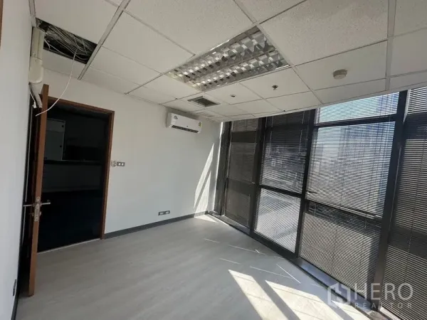 办公空间 出租 - 独立办公室，落地窗配百叶，分体空调，采光充足。