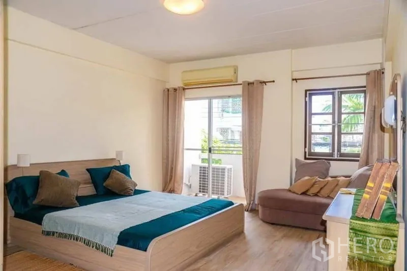 สำนักงานที่บ้าน ให้เช่าในMin Buri, Bangkok - ห้องนอนกว้าง มีระเบียง หน้าต่างสองด้านและมุมนั่งเล่น พร้อมเครื่องปรับอากาศ