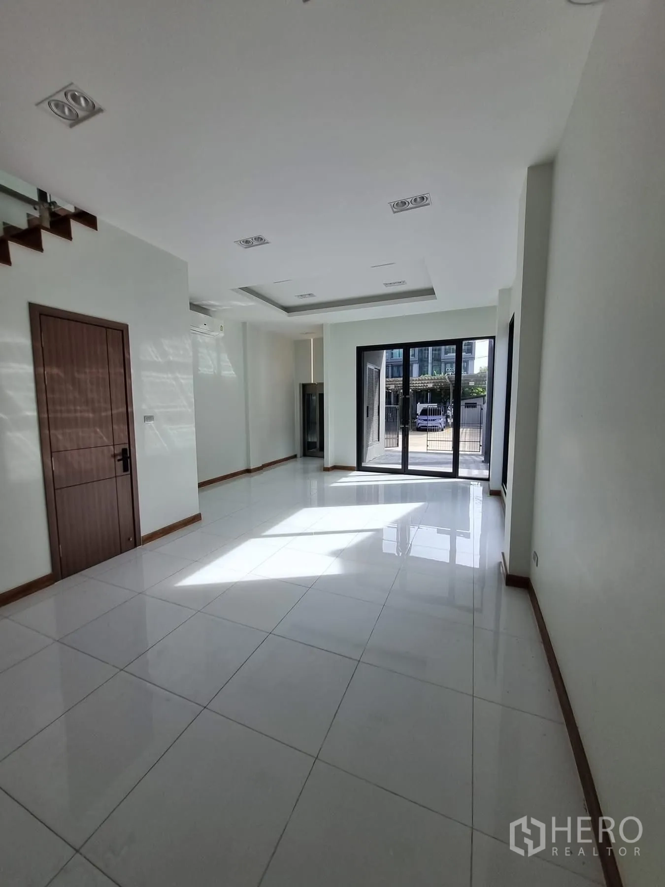 สำนักงานที่บ้าน ให้เช่าในKhlong Toei, Bangkok - ห้องชั้นล่างประตูกว้างเปิดออกสู่ลานหน้าบ้าน