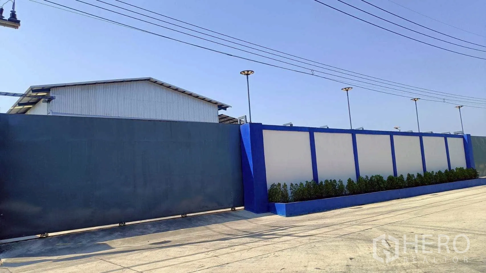 โรงงาน for rent or sale in Mueang Samut Sakhon, Samut Sakhon - ประตูเหล็กบานเลื่อนขนาดใหญ่และกำแพงรอบโครงการ