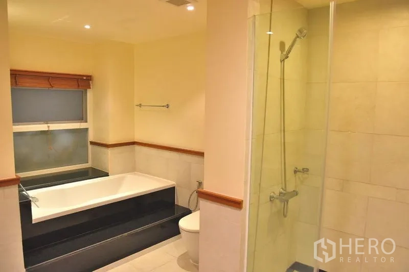 房间 出租在Sathon, Bangkok - 浴室设独立浴缸与玻璃淋浴间。