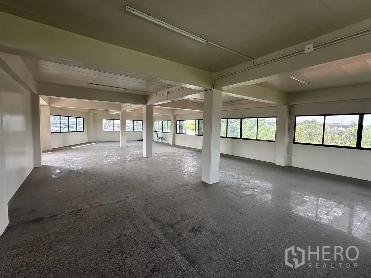 สำนักงานที่บ้าน ให้เช่าในTaling Chan, Bangkok - ชั้นออฟฟิศโล่งกว้าง รอบด้านมีหน้าต่างรับแสงธรรมชาติ