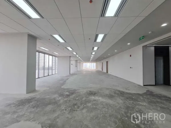สำนักงาน ให้เช่าในChatuchak, Bangkok - พื้นที่สำนักงานทรงยาว เพดานฝ้าทีบาร์และพื้นคอนกรีต พร้อมปรับแต่งได้