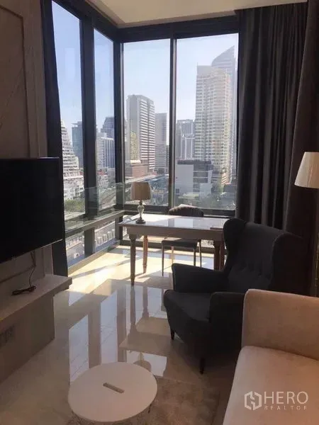 คอนโด ให้เช่าในBang Rak, Bangkok - โซนนั่งเล่น–ทานอาหารมุมกระจก สูงโปร่ง มองเห็นวิวเมืองชัดเจน