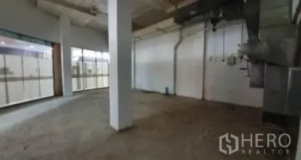 零售空间 出租在Khlong Toei, Bangkok - 开放式零售铺位，高挑天花、立柱与临走道的玻璃立面，靠近Phrom Phong。