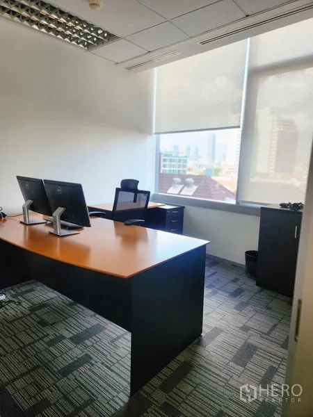 办公空间 出租 - 独立主管办公室，L形桌、双显示器与采光窗。