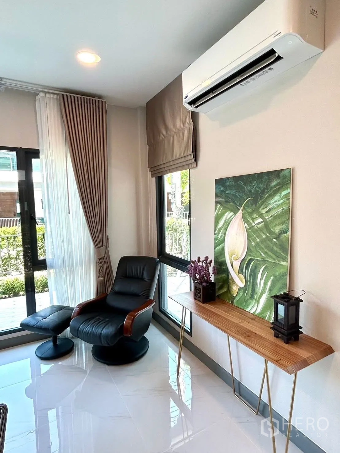 独栋房屋 for rent in Bang Phli, Samut Prakan - 舒适阅读角，躺椅脚凳与大窗户。
