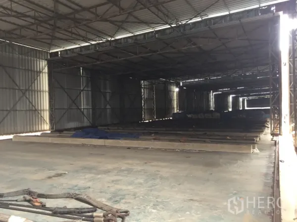 货栈 出租在Mueang Pathum Thani, Pathum Thani - 仓库内部空间通透，钢桁架屋顶与混凝土地面，侧面自然采光，适合存储。