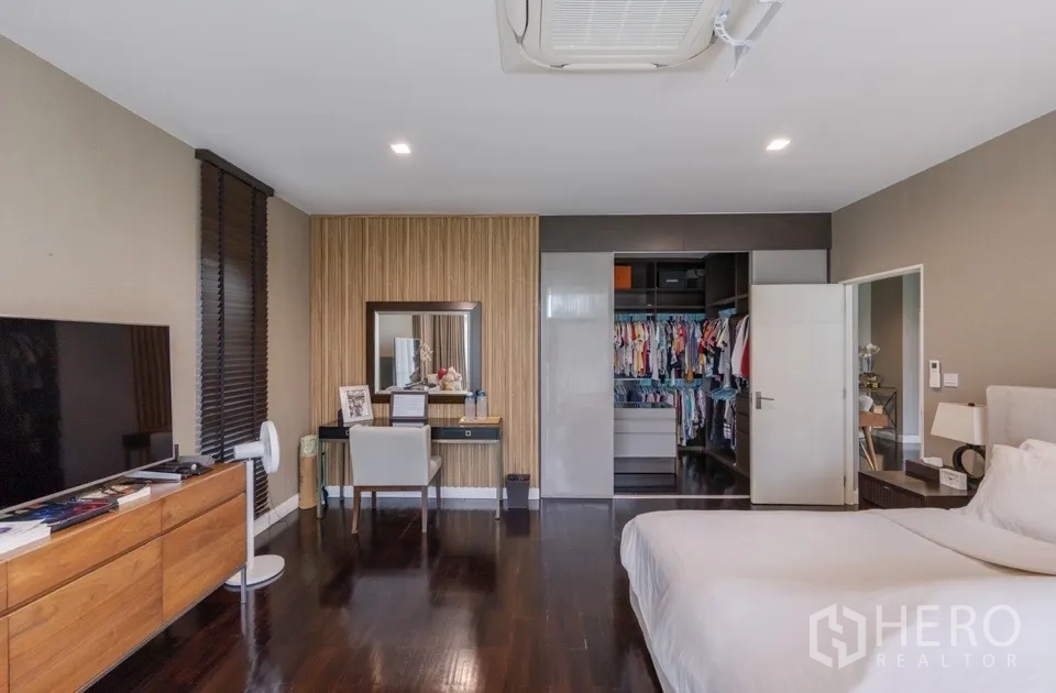 Detached House for rent or sale in Bang Kapi, Bangkok - Master bedroom with dressing area and wardrobe.