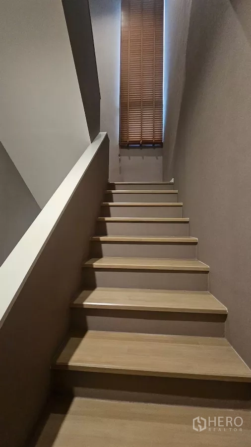 ทาวน์เฮาส์ ให้เช่าในSaphan Sung, Bangkok - บันไดไม้กับหน้าต่างสูงและมู่ลี่รับแสงธรรมชาติ