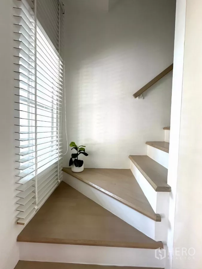 ทาวน์เฮาส์ ให้เช่าในBang Phli, Samut Prakan - บันไดสีขาวขั้นไม้ขนาดใหญ่และหน้าต่างมู่ลี่