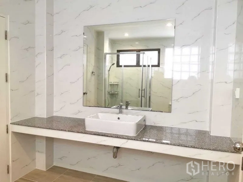 บ้าน ให้เช่าในBang Rak, Bangkok - ห้องน้ำใหญ่ ผนังลายหินอ่อน กระจกบานกว้าง อ่างล้างหน้า และตู้ชาวเวอร์กระจก