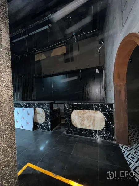 อาคารพาณิชย์ ให้เช่า - เคาน์เตอร์บาร์หินอ่อนดำ อินเลย์หิน พร้อมชั้นวาง