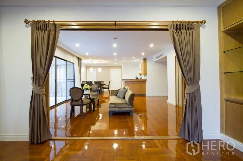 อพาร์ทเมนท์ ให้เช่าในWatthana, Bangkok - ห้องนั่งเล่นทางการกั้นผ้าม่าน เปิดเชื่อมสู่โซนรับประทานอาหารและเคาน์เตอร์ครัว