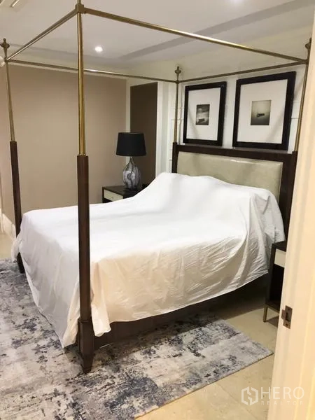 Shophouse for rent or sale in Chatuchak, Bangkok - Bedroom with four-poster bed, framed artwork and soft lighting.