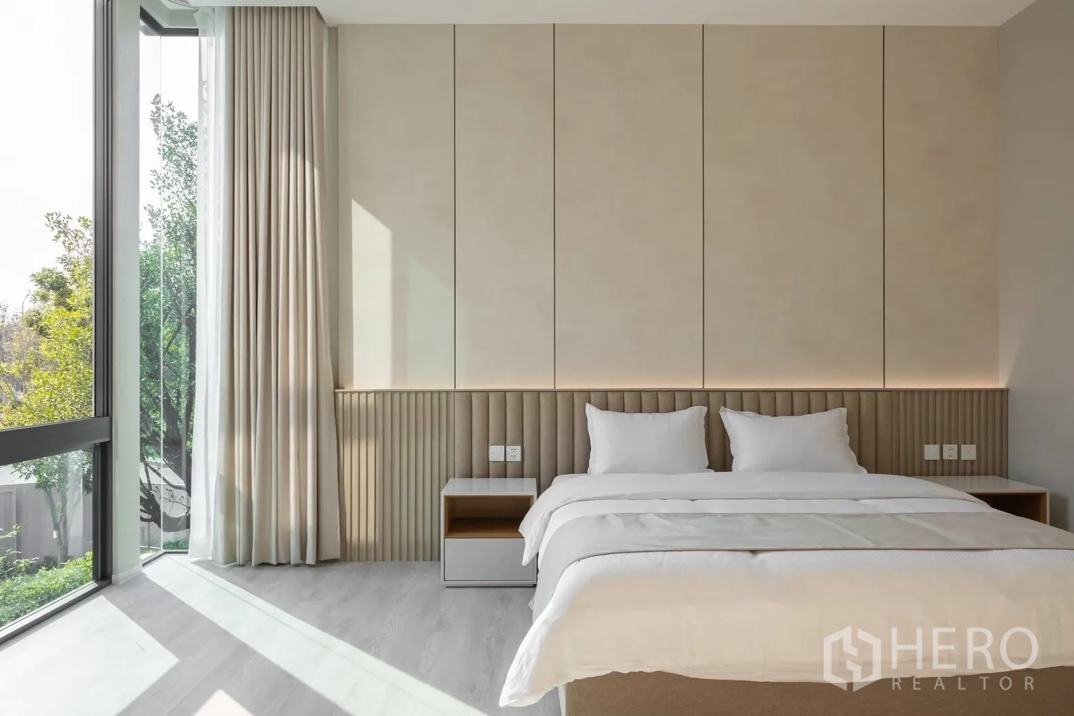 Detached House for rent in Saphan Sung, Bangkok - Bright guest bedroom with floor-to-ceiling corner windows and minimalist decor.