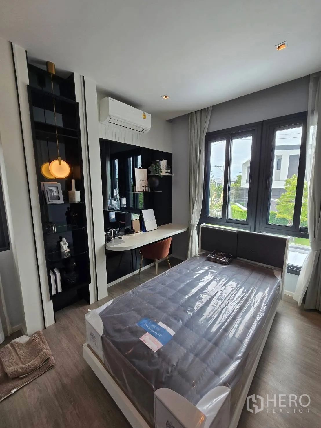 Semi-detached House for rent in Bang Phli, Samut Prakan - Sunlit bedroom with large windows, desk, and bed.