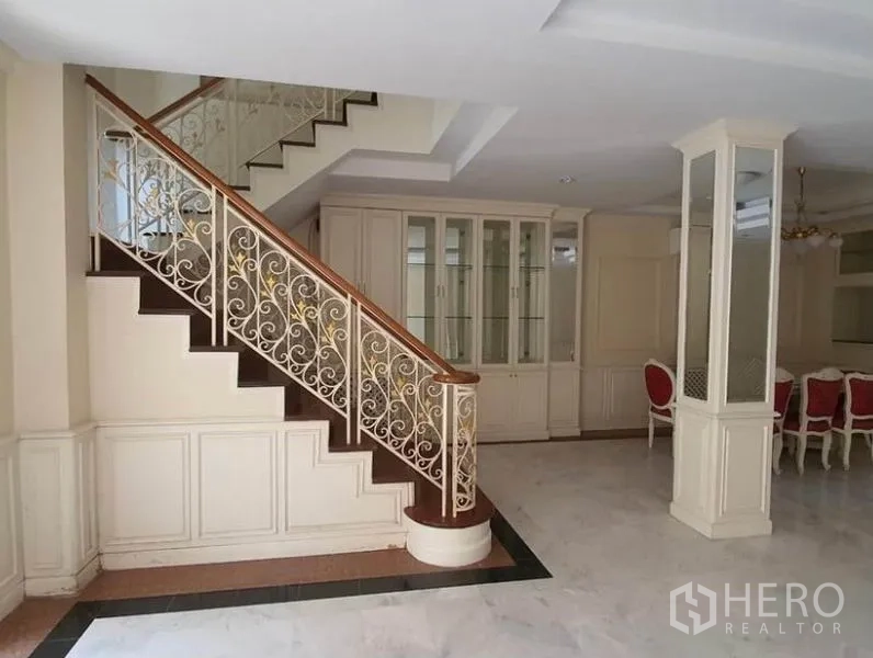 ทาวน์เฮาส์ ให้เช่าในHuai Khwang, Bangkok - บันไดสไตล์คลาสสิก ราวเหล็กดัดลาย พร้อมตู้โชว์บิวท์อิน