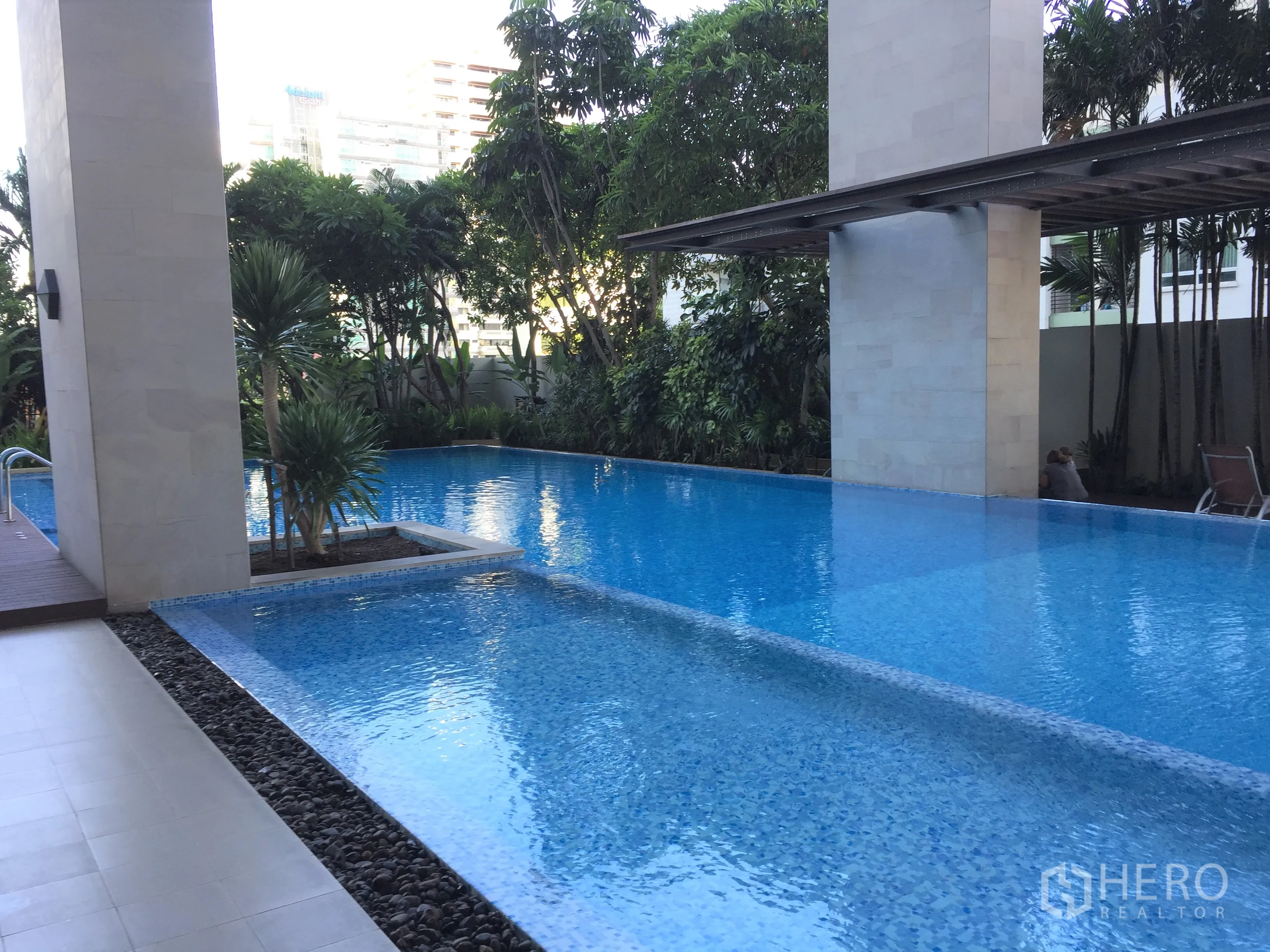 คอนโด ให้เช่าในWatthana, Bangkok - สระว่ายน้ำคอนโดบรรยากาศทรอปิคอล รายล้อมด้วยต้นไม้และมุมพักผ่อนใต้มุมร่ม