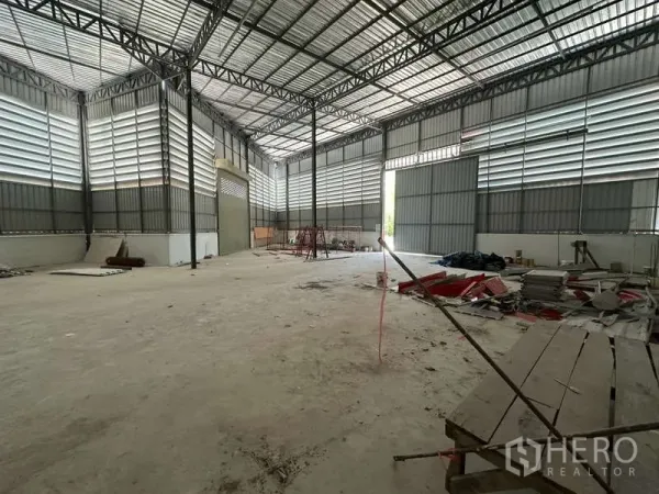 货栈 出租在Sai Mai, Bangkok - 仓库内部通高钢结构屋架，混凝土地面，大型推拉门采光通风。