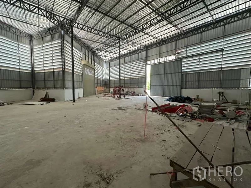 货栈 出租在Sai Mai, Bangkok - 仓库内部通高钢结构屋架，混凝土地面，大型推拉门采光通风。